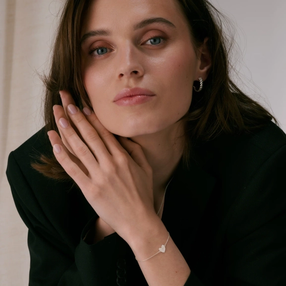 jossa on vasaroitu sydän