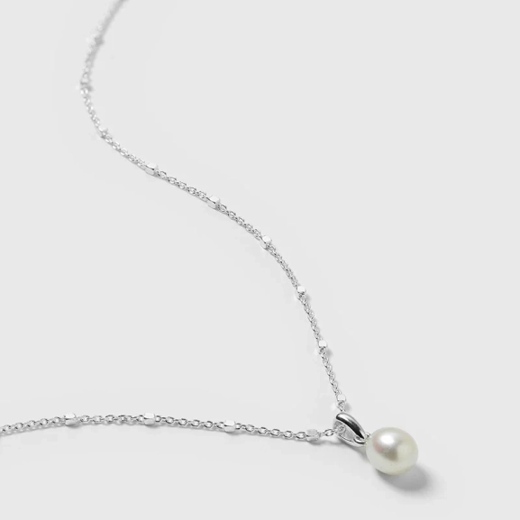 Treasure Single Pearl Necklace Silver - Syster P - Snabb leverans & Gratis paketinslagning - Nordic Spectra