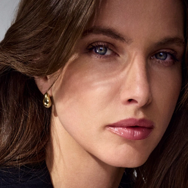 elegante tropfenförmige Ohrringe aus 18 Karat vergoldetem Silber mit funkelnden Zirkonia-Steinen.