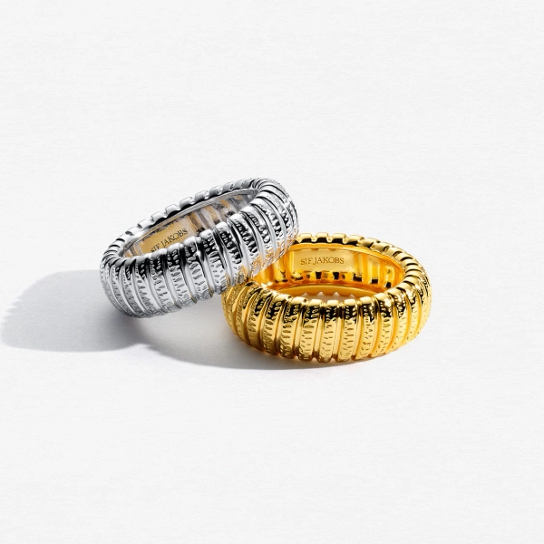 Riva Ring i silver med markerad struktur