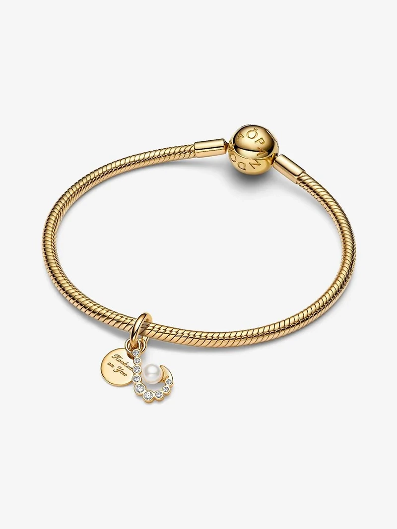 Guldpläterad Medaljongberlock med vita konstpärlor och zirkonianstenar från Pandora Moments.