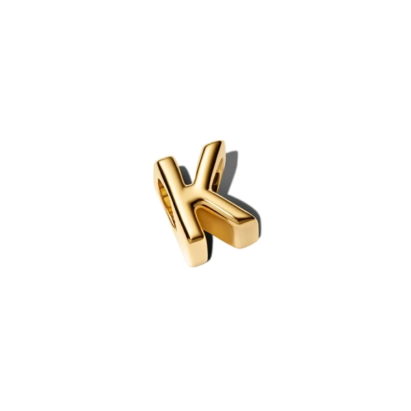 Bokstaven K berlock i 14 karat guldpläterad metall från Pandora. Skapa din unika stil med denna eleganta berlock som symboliserar din personlighet och individualitet.