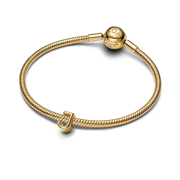 Bokstaven J Berlock Guld från Pandora Moments - Eleganta bokstavsberlocken i guldpläterad metall för att förhöja din personliga stil.