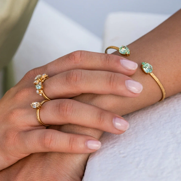 Guldfärgad Sandra-ring från Caroline Svedbom med gnistrande chrysolite och jonquil kristaller