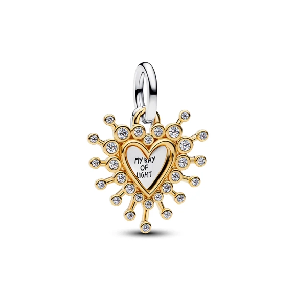Zweifarbiger Herz-Charm von Pandora. Verschönern Sie Ihren Stil mit diesem wunderschönen Schmuckstück