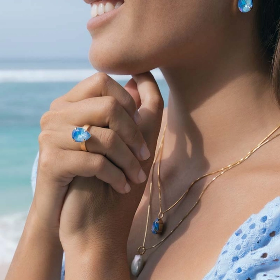 Mini Drop Earrings Gold Ocean Blue Delite - Caroline Svedbom - Snabb frakt & paketinslagning - Nordicspectra.se