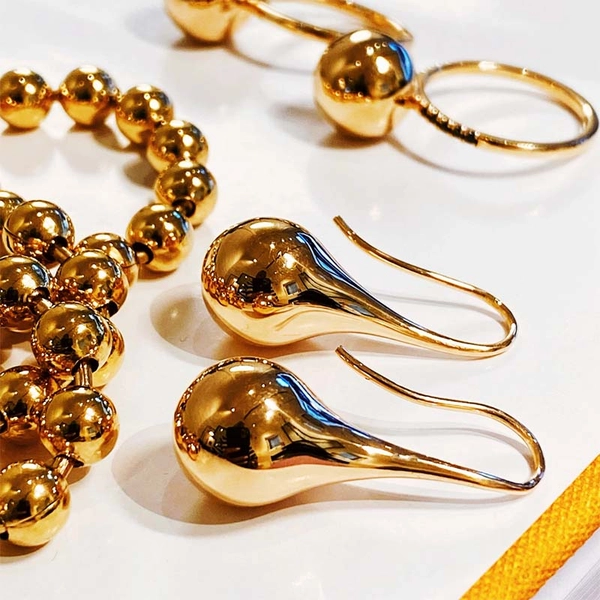 Drop Globe Earrings Gold von Emma Israelsson, Schneller Versand - Nordicspectra.de