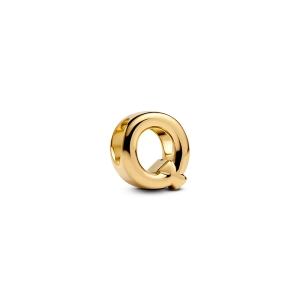 Buchstabe Q Charm Gold von Pandora Moments – Unterstreichen Sie Ihre Eleganz mit diesem wunderschönen Buchstaben-Akzent aus 14 Karat vergoldetem Metall. Kreieren Sie Ihren persönlichen Stil auf subtile und raffinierte Weise.