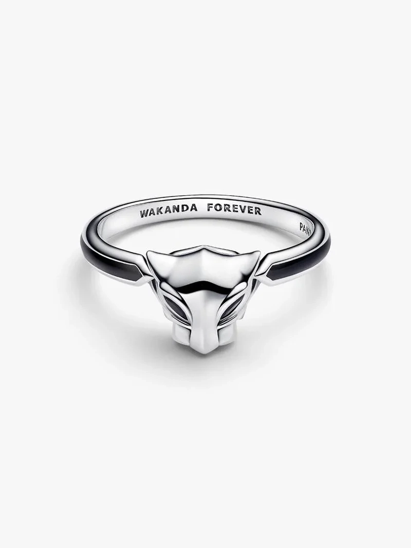 Marvel Black Panther Ring med djupsvarta konstgjorda ädelstenar och inskriptionen "WAKANDA FOREVER".