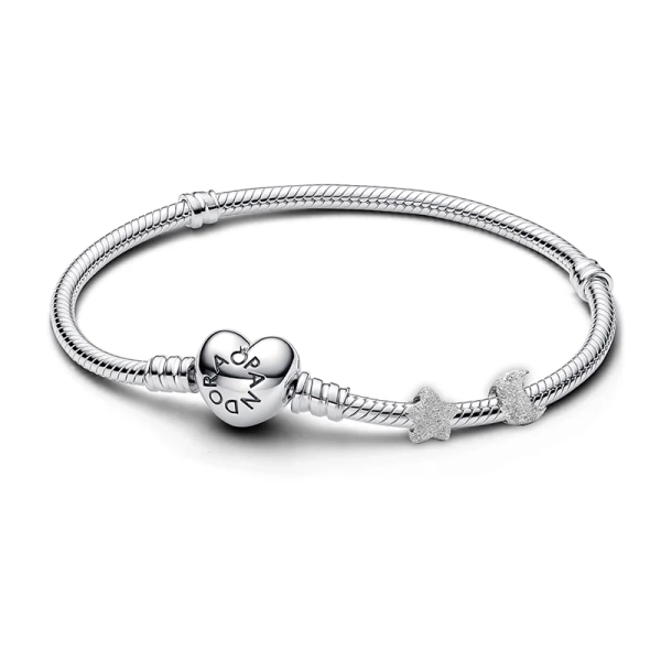 Bettelarmband mit Mini-Stern und Mini-Mond von Pandora Moments. Ein komplettes Armband mit strukturierten Silberanhängern