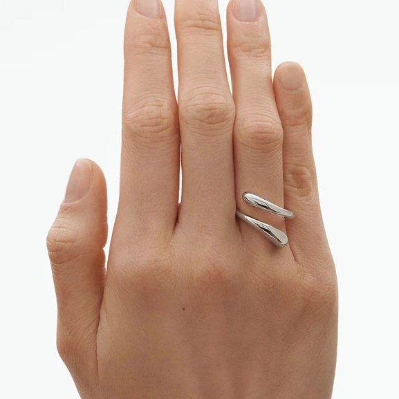 Mercy Simple Twist Ring i silver med mjuk tvist och hög glans