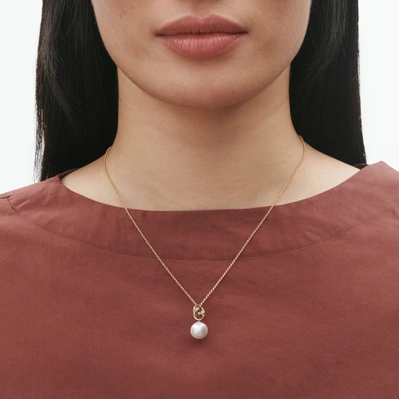 SS25_ECOM_ON-MODEL_MAGIC_PENDANT_10009352_Close-ups