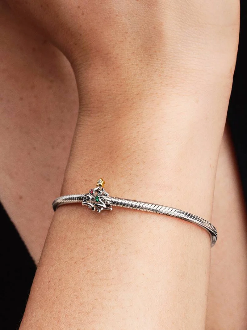 koristeltu punaisilla ja vihreillä tekokristalleilla. Tähdenmuotoinen yläosa tuo lisää eleganssia. Piristä jouluvaatekaappiasi tällä juhlavalla riipuksella.