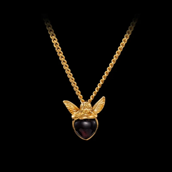 Cherub Necklace Red Garnet Gold - Maria Nilsdotter - 1-2 dagars leverans - Nordic Spectra