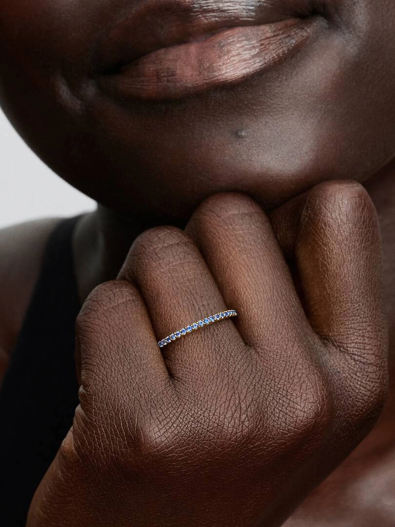 Glittrande Blå Evighetsring Guld från Pandora med blå cubic zirconia-stenar på 14K guldpläterad yta.