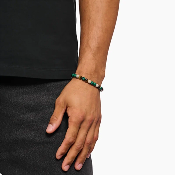 dekorerat med en THOMAS SABO-graverad silverring.