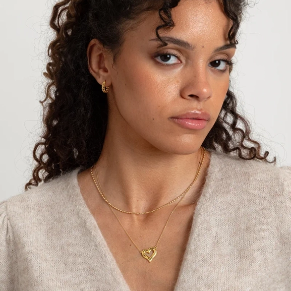 Syster P Puff Heart Necklace Gold med nätt ovalkedja och chunky hjärtberlock i 18K guldpläterat återvunnet silver