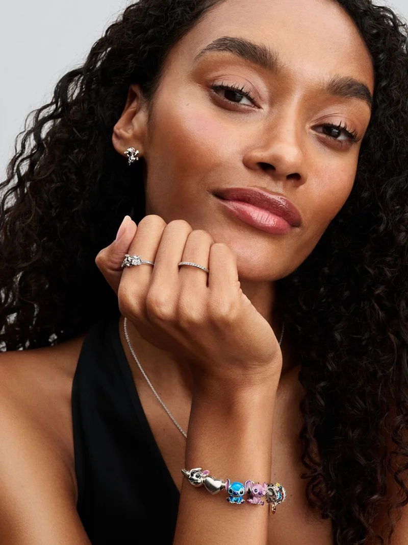 Disney Lilo & Stitch änglaberlock från Pandora i glänsande sterlingsilver med lila och rosa emalj. En lekfullt elegant tillskott till din smyckessamling