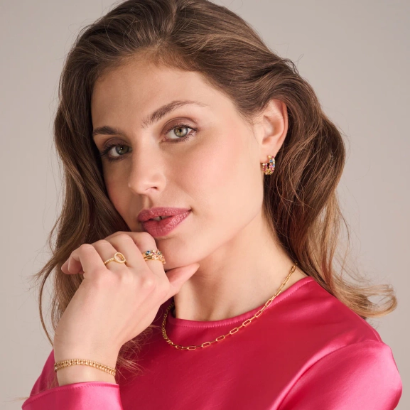 eleganta små creoler i 18K guldpläterat silver med gnistrande cubic zirconia.