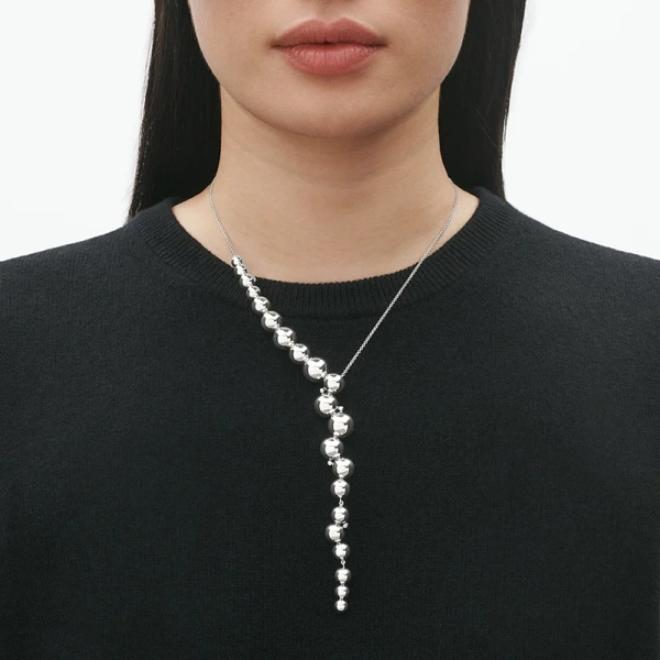 SS25_ECOM_ON-MODEL_MOONLIGHT GRAPES_NECKLACE_10019041_Close-ups