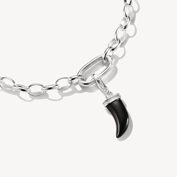 tandformad design ur Charm Club-kollektionen.