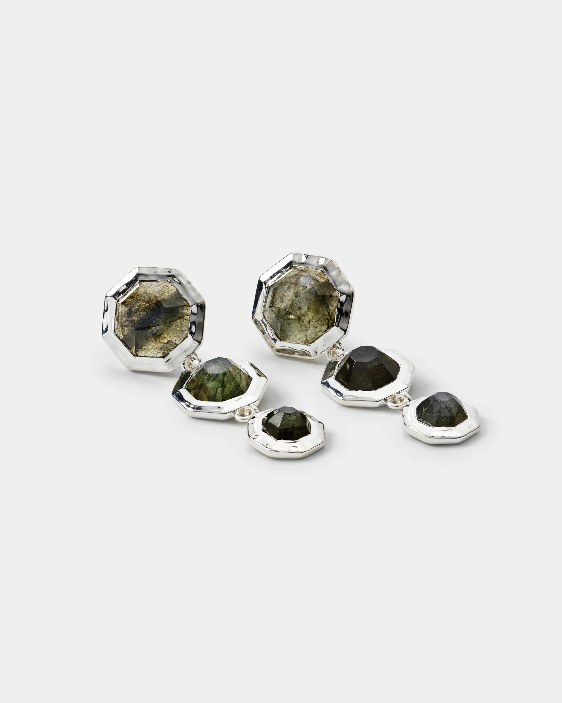 Octagon Earrings Silver: Långa statement-örhängen i hamrat återvunnet 925 silver med oktagonformad labradorit