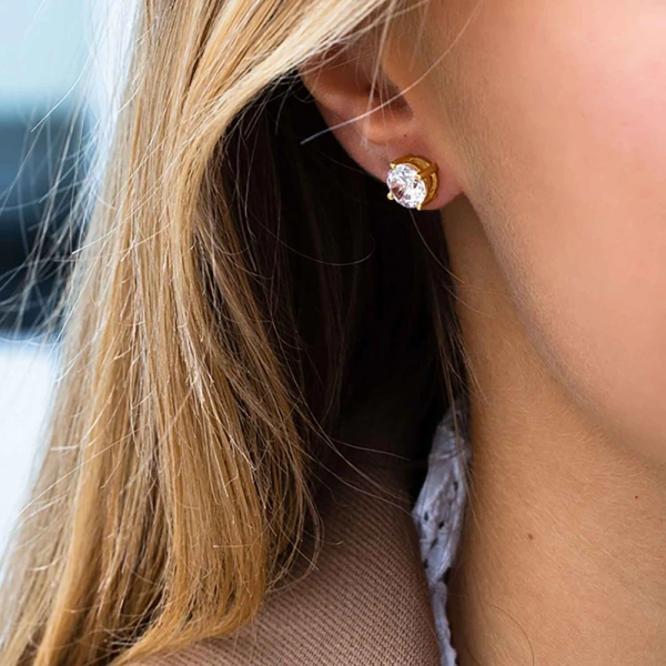 eleganta örhängen i 18K guldpläterat silver med gnistrande cubic zirconia.