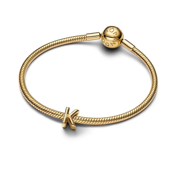 Bokstaven K berlock i 14 karat guldpläterad metall från Pandora. Skapa din unika stil med denna eleganta berlock som symboliserar din personlighet och individualitet.