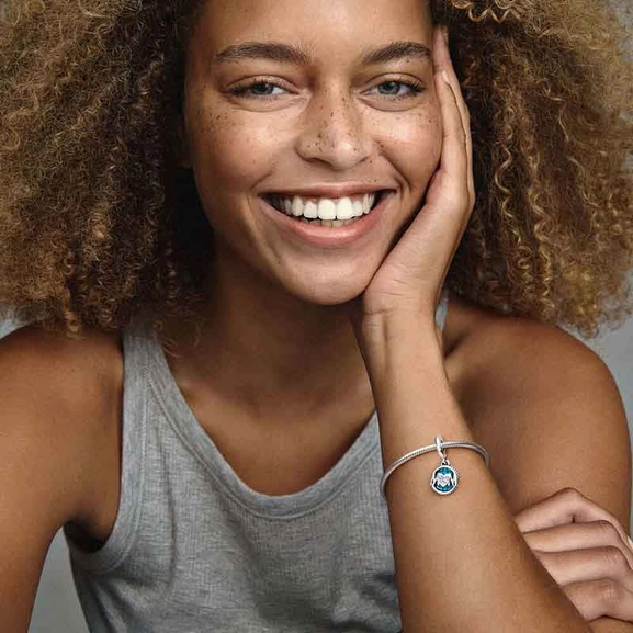 Glitzernder Globus Mum Charm-Anhänger von PANDORA, Schneller Versand - Nordicspectra.de