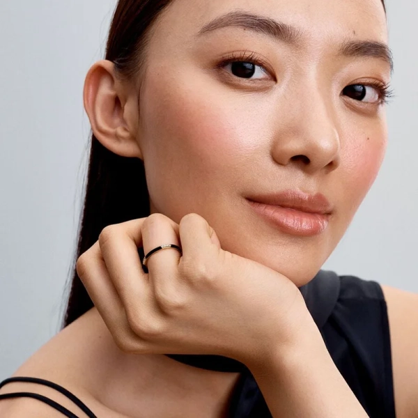 Guld ring med kubisk zirkonia-stenar och svart emalj