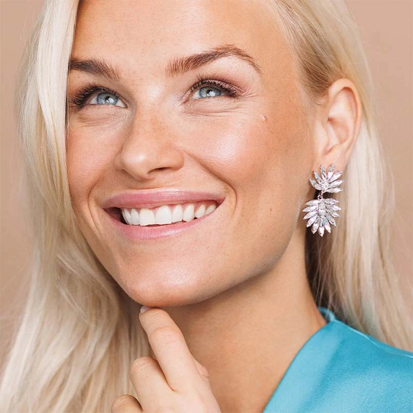 Mini Cina Earrings Gold Crystal - Caroline Svedbom - Snabb frakt & paketinslagning - Nordicspectra.se