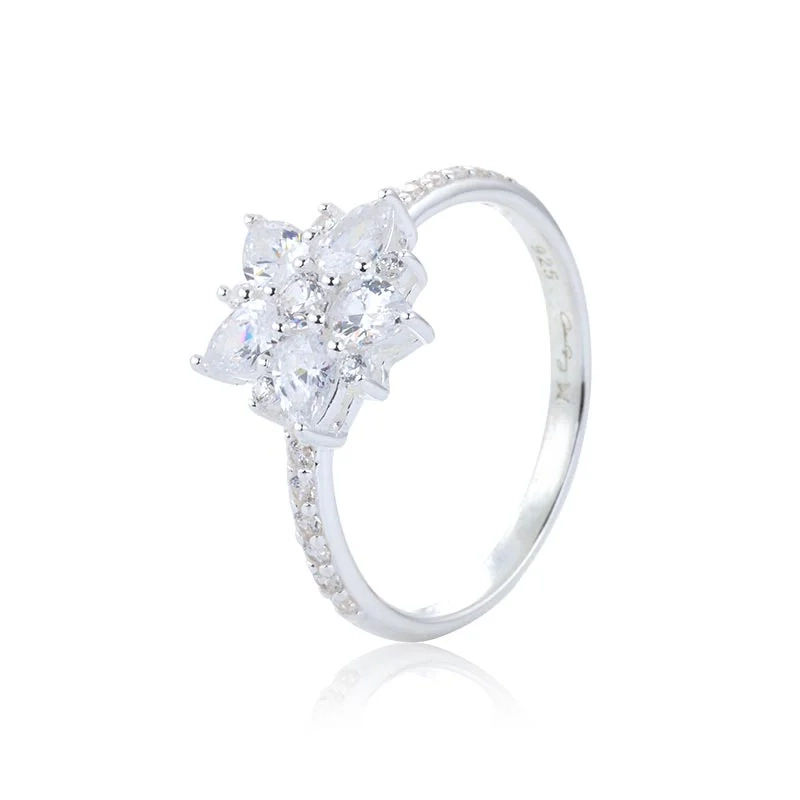Carolina Gynning - Dhalia Sparkling Ring