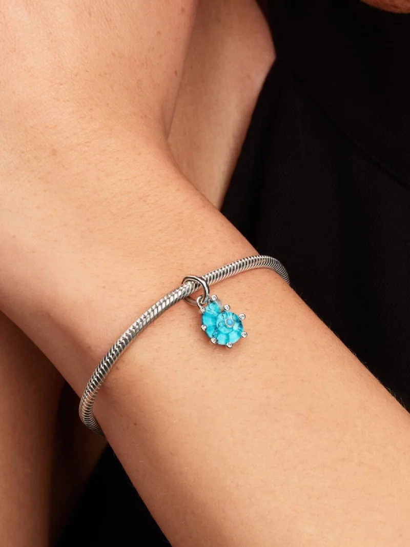 Blå Muranoglas Hängberlock från Pandora med kubisk zirkonia och turkosfärgat glas för en känsla av havets skönhet och lyxig elegans.