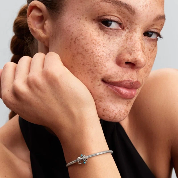 Berlock i sterlingsilver från Pandora med skimrande emalj i vit och turkos färg. Symbol för överflöd och skydd