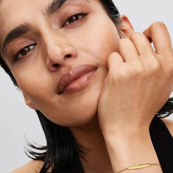 Armband med Bricka Guld från Pandora Moments kollektionen med Cubic Zirconia stenar i 14 karat guldplätering. Skapa din unika stil och visa din sanna jag med detta eleganta smycke.