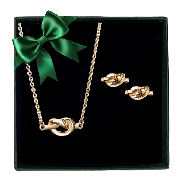 Presentset Love Knot Gold Plated: halsband och örhängen i 18K guldpläterat silver med kärleksknut-design från Efva Attling.