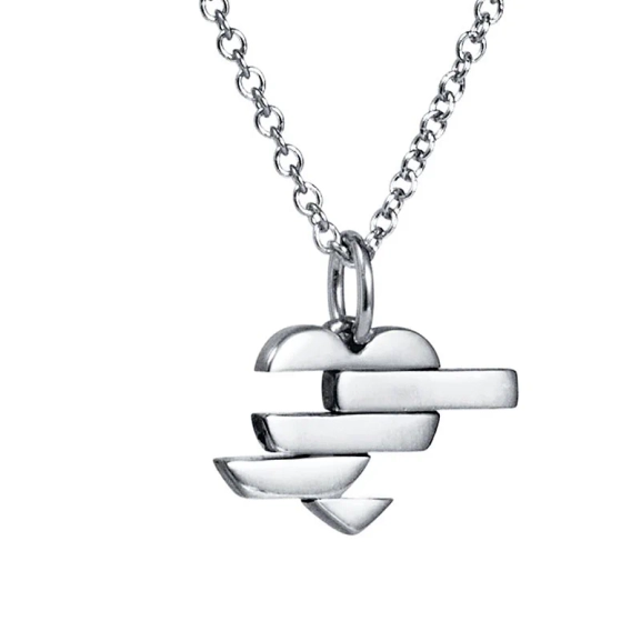Ein herzförmiger Anhänger aus recyceltem Silber von Efva Attling