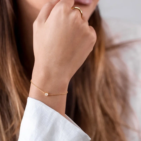 Minimalistica Solo Nova Bracelet Gold - Syster P - Snabb leverans & Gratis paketinslagning - Nordic Spectra