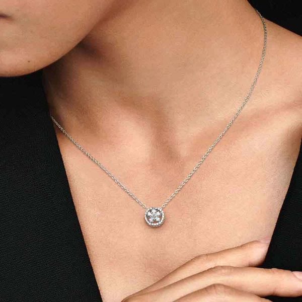 Glittrande Snöflinga Halsband - PANDORA - Snabb frakt & paketinslagning - Nordicspectra.se