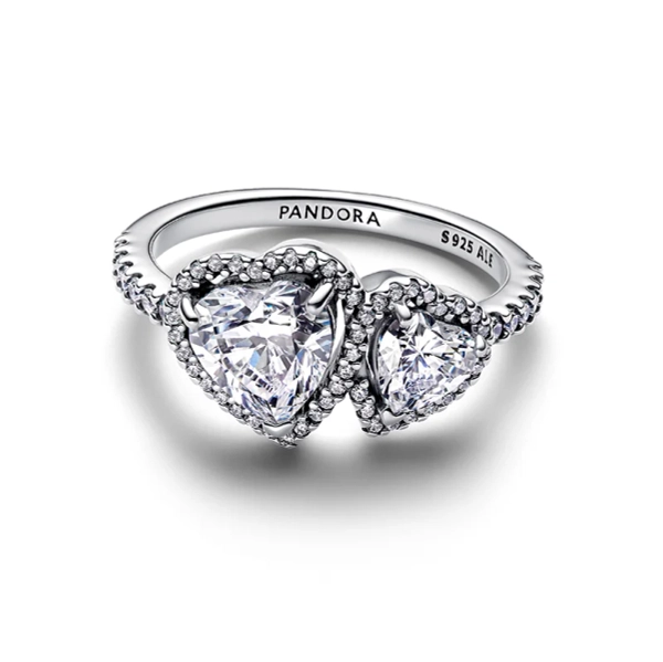 Glittrande Haloring med Dubbla Hjärtan i silver med cubic zirconia stenar. En symbol för evig kärlek och elegans. Perfekt gåva till någon speciell.