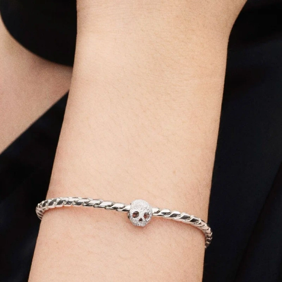 die mit Diamanten und auffälligen Details funkelt.