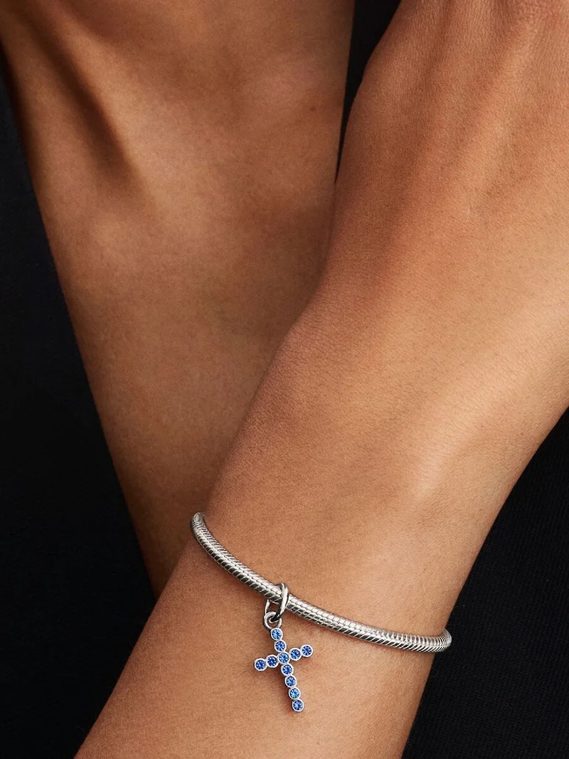 Blått kors hängberlock med glittrande konstgjorda kristaller i sterlingsilver från Pandora Moments. Skapar en elegant och stilfull look