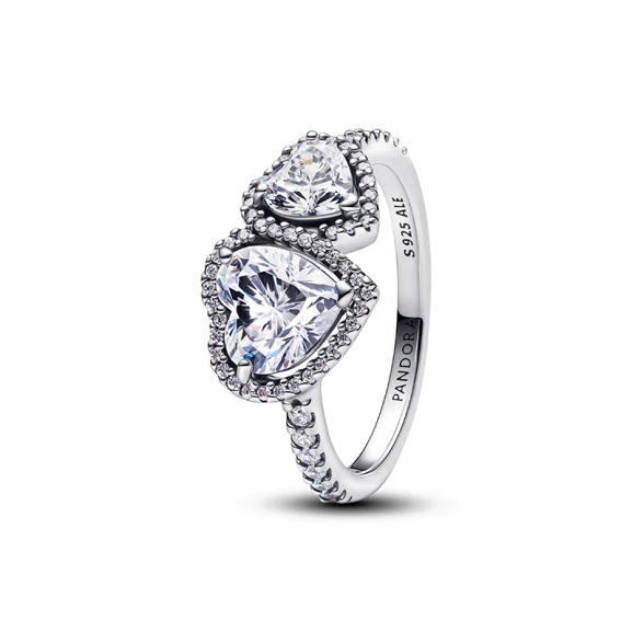 Glittrande Haloring med Dubbla Hjärtan i silver med cubic zirconia stenar. En symbol för evig kärlek och elegans. Perfekt gåva till någon speciell.