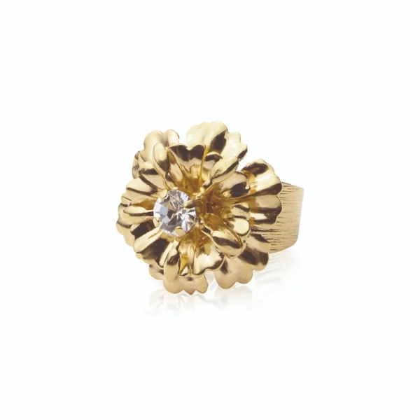 Guldpläterad justerbar ring med 24 mm dekoration av högkvalitativa kristaller från Caroline Svedboms Blossom-kollektion.
