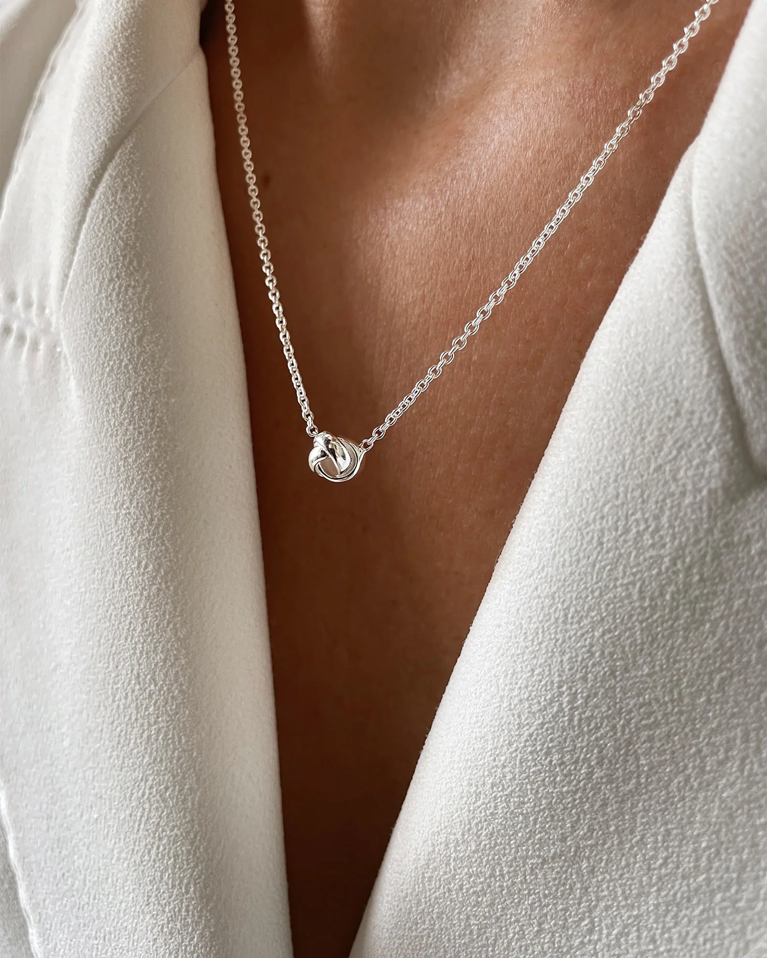 kort silverhalsband med elegant knut