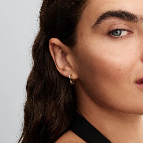 Organiskt Formade Hoops Silver & Guld från Pandora Essence - Justerbara hoops i sterlingsilver och 14 karat guld med lekfull design i två färger. Skapa en djärv och originell stil med dessa vackra örhängen.