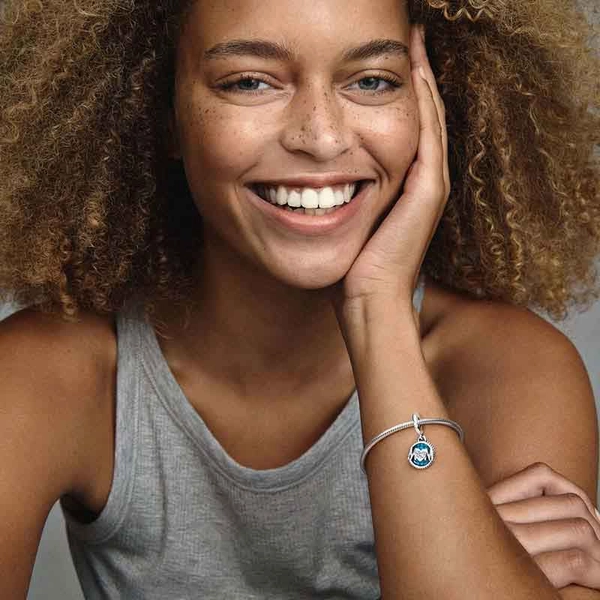 Glitzernder Globus Mum Charm-Anhänger von PANDORA, Schneller Versand - Nordicspectra.de