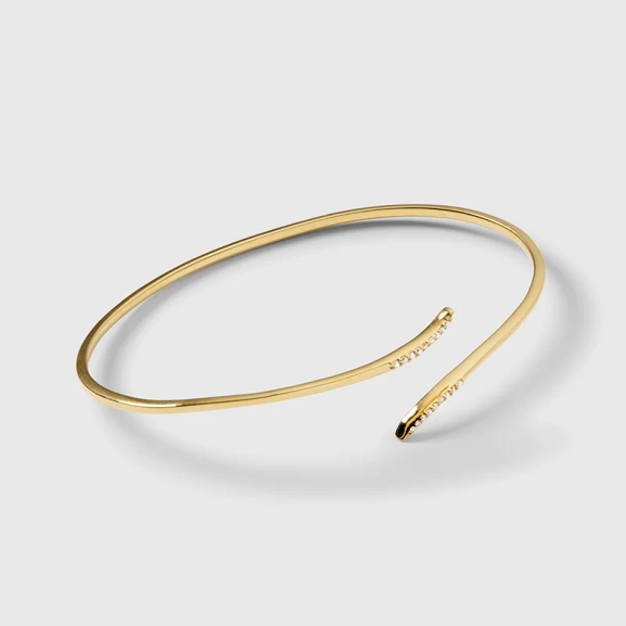 Sparkle Wrap Bangle Gold: Elegant 18K guldpläterad mässingsarmband med kubiska zirkoner