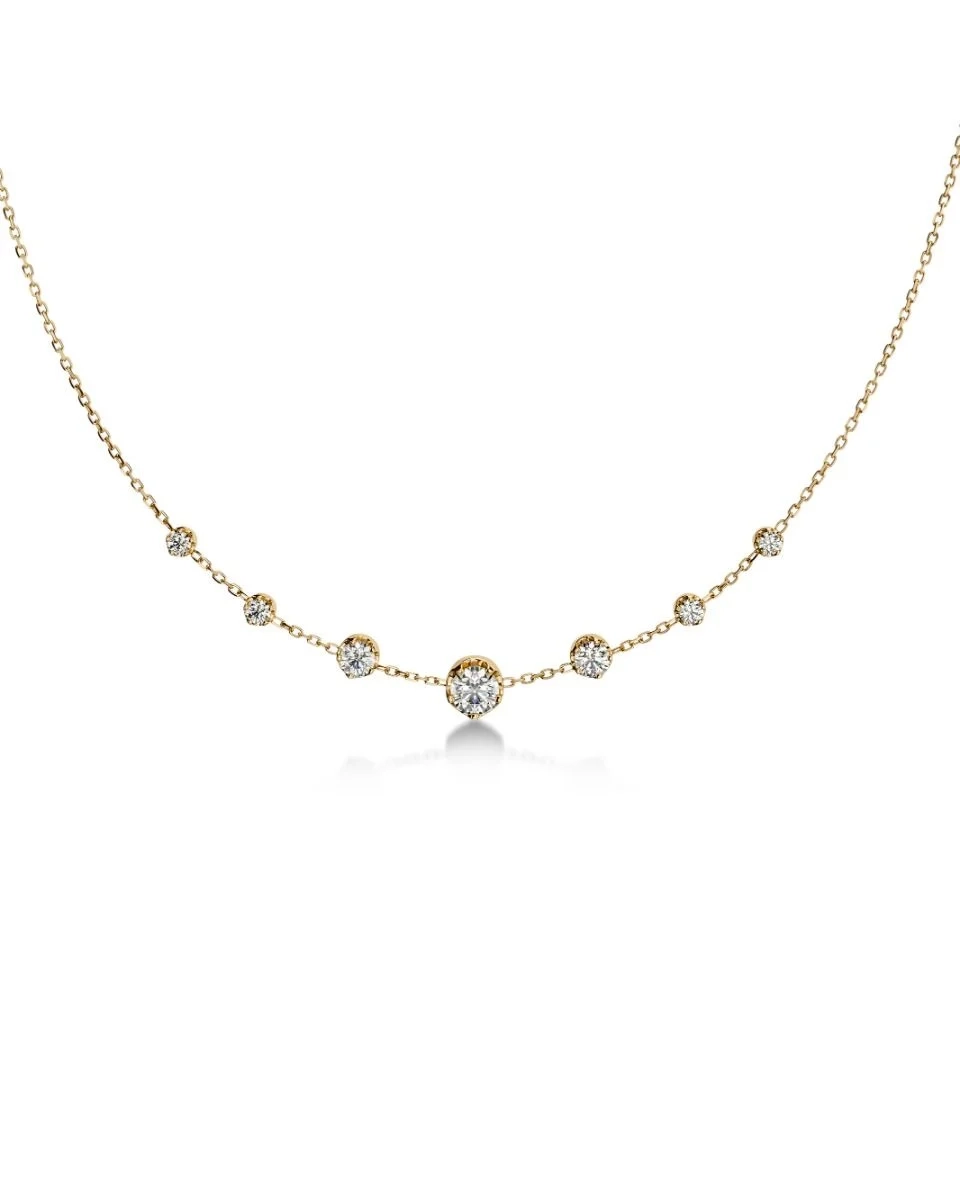 Guldpläterat halsband från Edblad med fyra gnistrande cubic zirconia-stenar i olika storlekar på en tunn kedja.