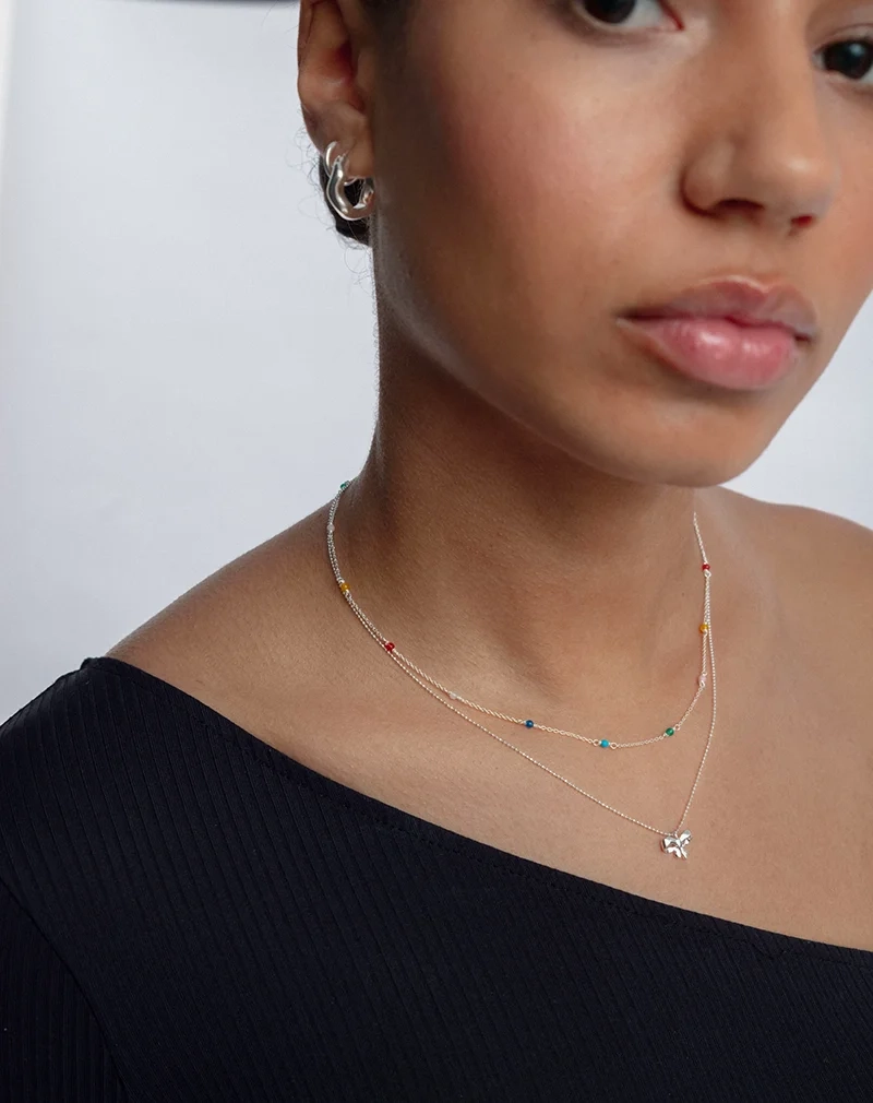 ett elegant halsband i återvunnet sterlingsilver med rosettberlock och gnistrande kedja